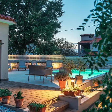 Holiday home Charmante Crystal Mit Pool, Bis 5 Personen *
