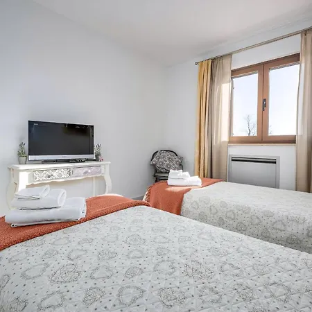 Charmante Crystal Mit Pool, Bis 5 Personen *