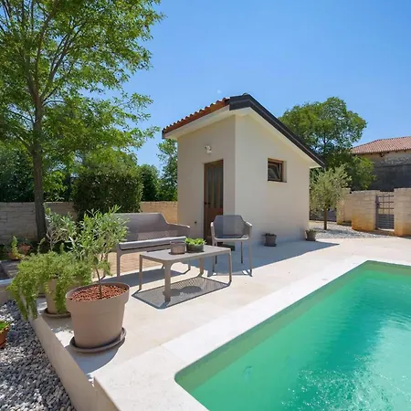 Charmante Crystal Mit Pool, Bis 5 Personen Zikovici