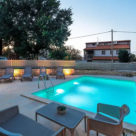 Charmante Crystal Mit Pool, Bis 5 Personen