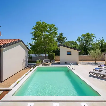 Holiday home Charmante Crystal Mit Pool, Bis 5 Personen *