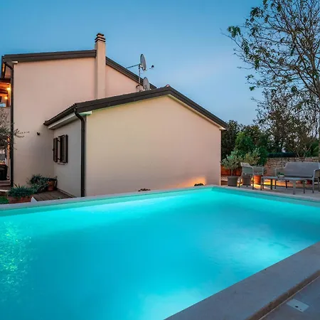 Holiday home Charmante Crystal Mit Pool, Bis 5 Personen Zikovici