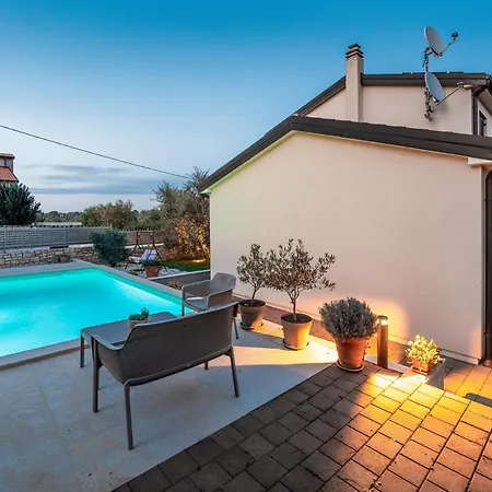 Charmante Crystal Mit Pool, Bis 5 Personen