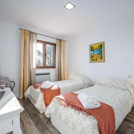 Holiday home Charmante Crystal Mit Pool, Bis 5 Personen *