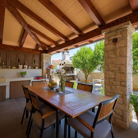 Charmante Crystal Mit Pool, Bis 5 Personen Holiday home Zikovici