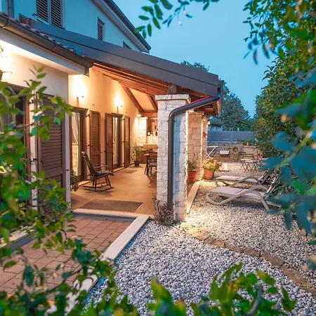 Charmante Crystal Mit Pool, Bis 5 Personen *