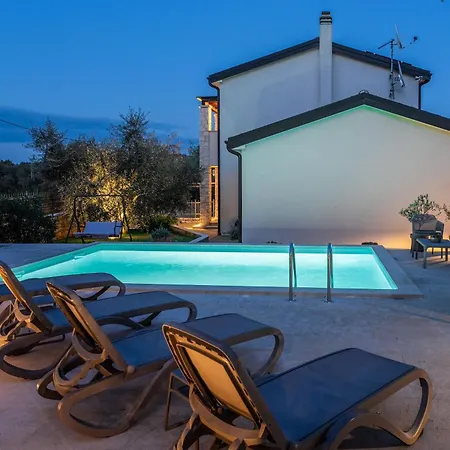 Charmante Crystal Mit Pool, Bis 5 Personen Holiday home