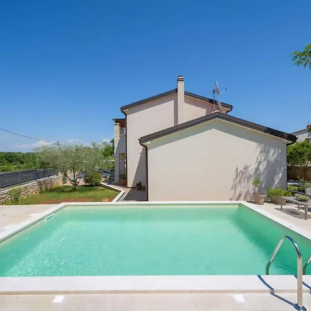 Charmante Crystal Mit Pool, Bis 5 Personen Holiday home *