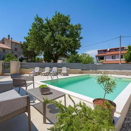 Charmante Crystal Mit Pool, Bis 5 Personen Zikovici