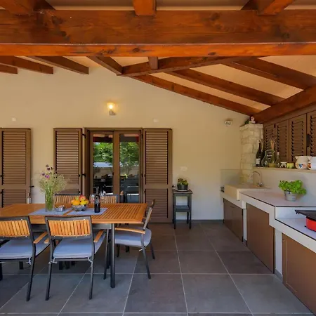 Charmante Crystal Mit Pool, Bis 5 Personen * Zikovici