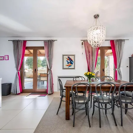 Holiday home Charmante Crystal Mit Pool, Bis 5 Personen *