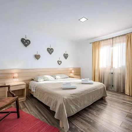 Charmante Crystal Mit Pool, Bis 5 Personen Holiday home Zikovici