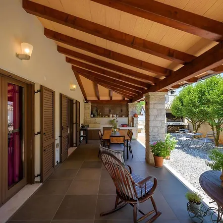 Charmante Crystal Mit Pool, Bis 5 Personen