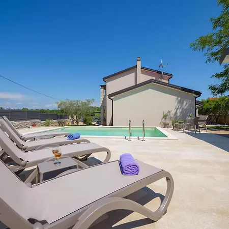 Holiday home Charmante Crystal Mit Pool, Bis 5 Personen *