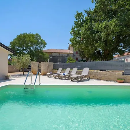 Charmante Crystal Mit Pool, Bis 5 Personen