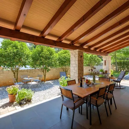 Charmante Crystal Mit Pool, Bis 5 Personen